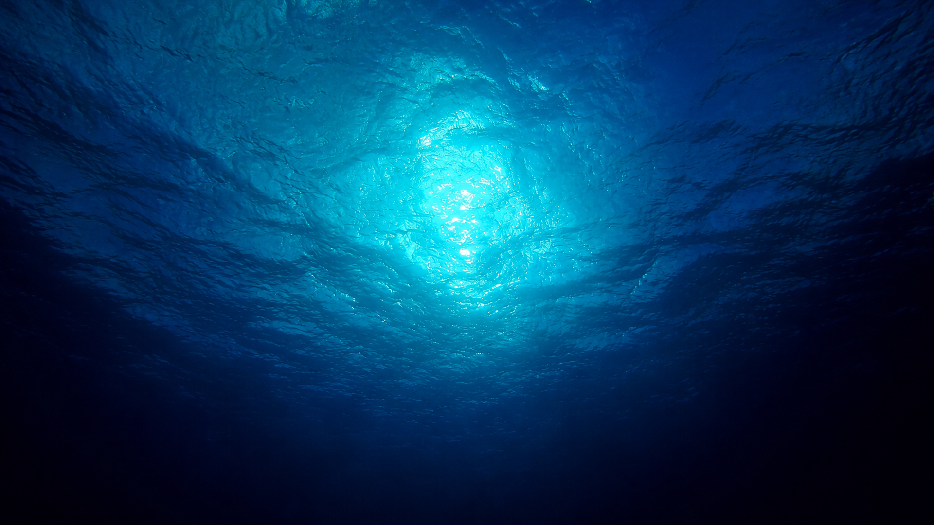 Sunlight shining through the water above Paso del Cedral